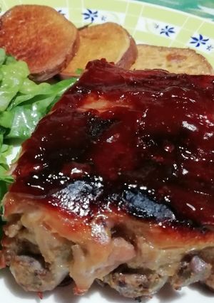 Una foto de Ribs con barbacoa, ensalada de rúcula y batatas fritas