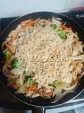 Mỳ thịt xào kim chi rau củ