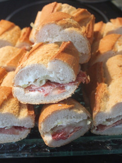 Una foto de Mini bocadillos de jamón