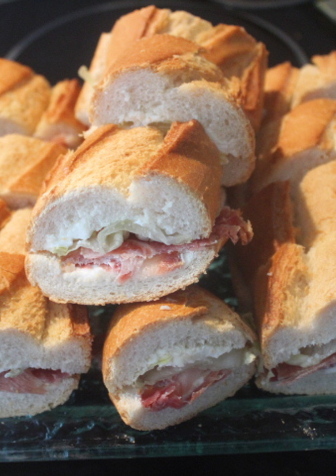 Una foto de Mini bocadillos de jamón