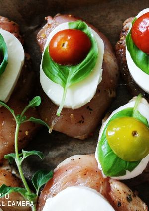 Paradicsomos mozzarellás bazsalikomos csirkemell recept fotója