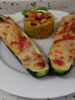 Una foto de Calabacines rellenos y arroz salteado con frutos secos, piña y curry