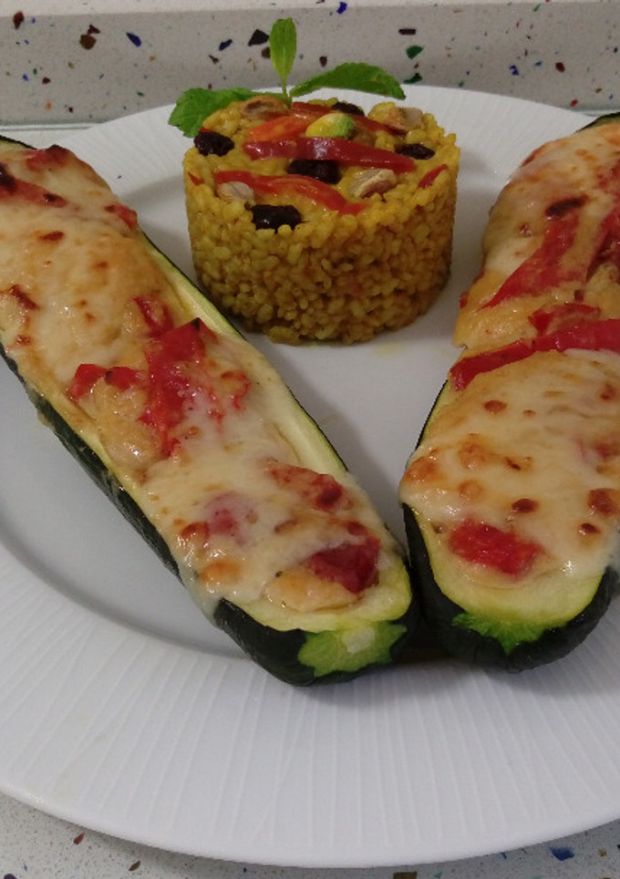 Una foto de Calabacines rellenos y arroz salteado con frutos secos, piña y curry