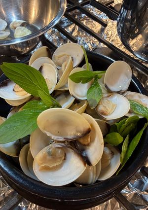 Hình của món Nghêu Hấp Sả Lá Quế.