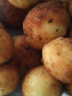 Una foto de Bolas de puré de patata rebozadas