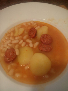 Una foto de Alubias blancas con chorizo y patatas