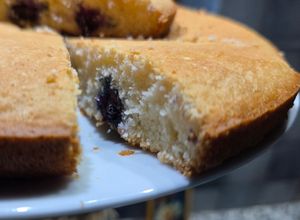 Una foto de Torta de coco y arándanos sin gluten sin azúcar