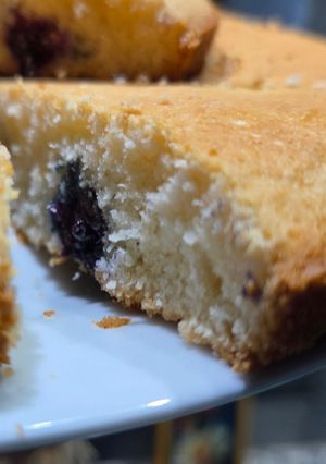 Una foto de Torta de coco y arándanos sin gluten sin azúcar