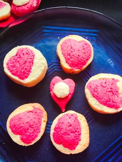 ভ্যানিলা হার্ট কুকিজ (Vanilla heart cookies recipe in Bengali) রেসিপির প্রধান ছবি