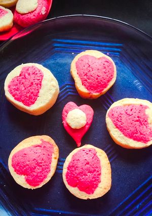 ভ্যানিলা হার্ট কুকিজ (Vanilla heart cookies recipe in Bengali) রেসিপির প্রধান ছবি