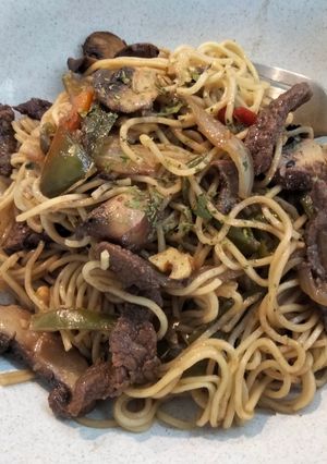 Una foto de Noodles de ternera con pimientos