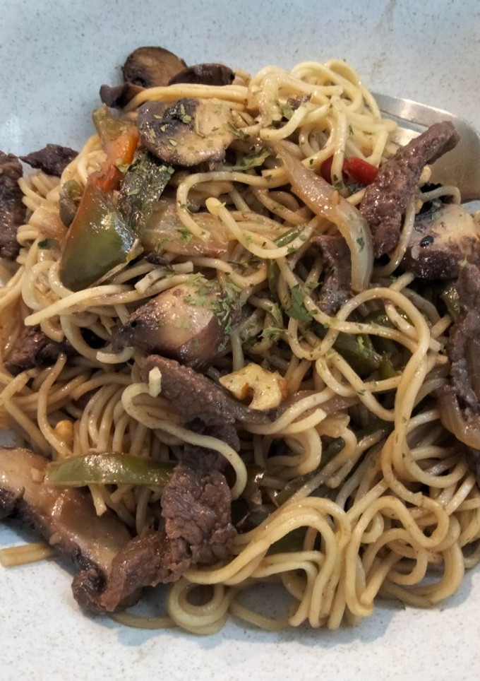 Una foto de Noodles de ternera con pimientos