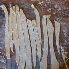 Una foto de Fideos a cuchillo para hacer resfaloza (sopa o pastas)
