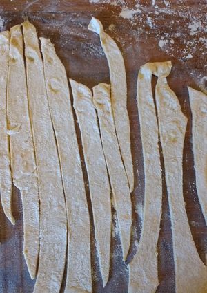 Una foto de Fideos a cuchillo para hacer resfaloza (sopa o pastas)