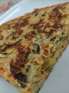 Una foto de Tortilla de calabacín y zanahoria