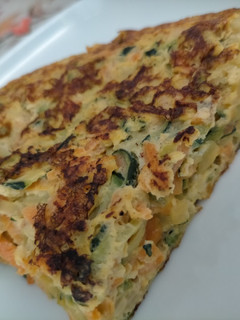 Una foto de Tortilla de calabacín y zanahoria