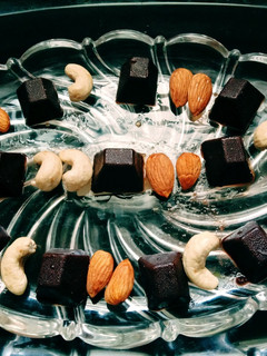 டார்க் சாக்லேட் (Dark chocolate recipe in tamil) செய்முறை முக்கிய புகைப்படம்