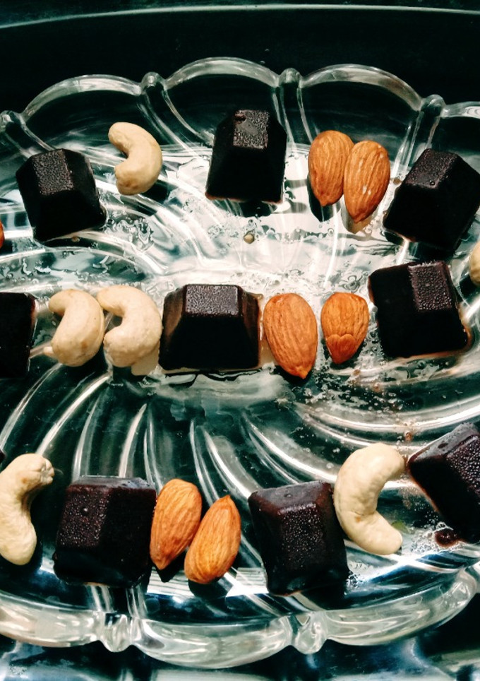 டார்க் சாக்லேட் (Dark chocolate recipe in tamil) செய்முறை முக்கிய புகைப்படம்
