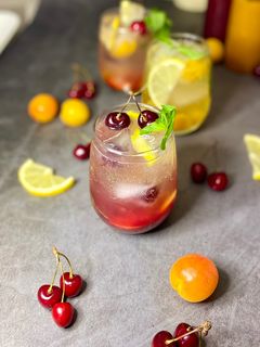 صورة لوصفة موهيتو بصوصات منزليه من الفواكه الطازجه 🍒🍑🍇🍓🫐🍍🍊🍎