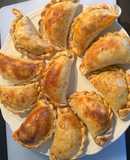 Empanadas argentinas de pollo y ternera molida !