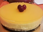 Una foto de mousse de limón con gelatina