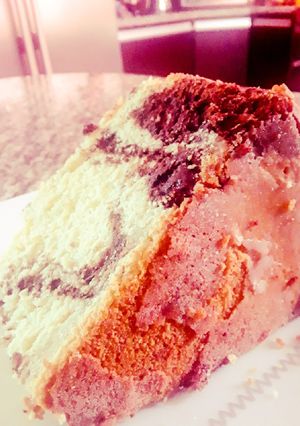 Una foto de Torta marmoleada con trozos de chocolate