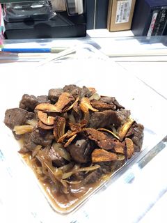 A picture of Beef cube with honey and black pepper.