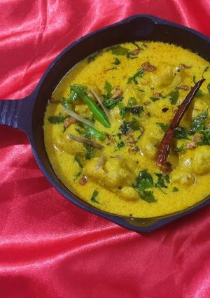 A picture of Kadhi with pakode.