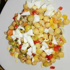Una foto de Ensalada de garbanzos
