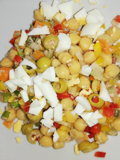 Una foto de Ensalada de garbanzos