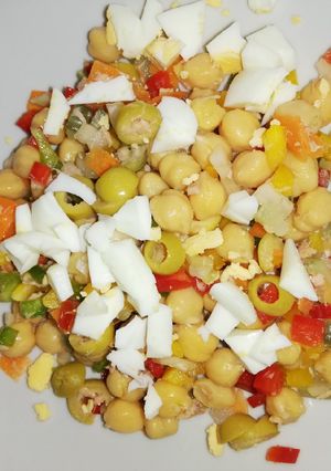 Una foto de Ensalada de garbanzos