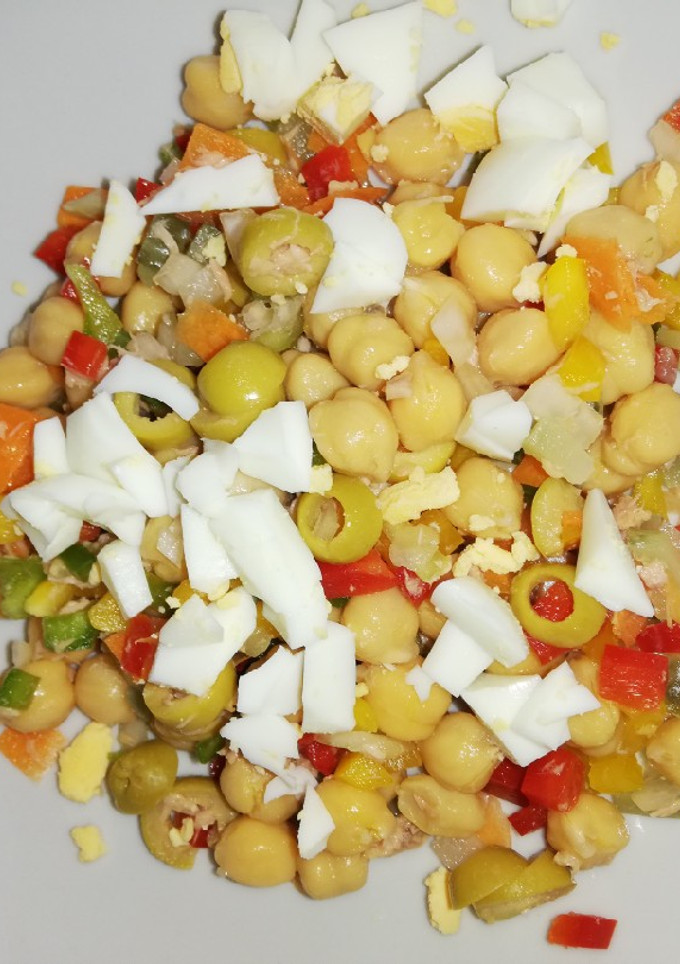 Una foto de Ensalada de garbanzos