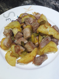 Una foto de Secreto de cerdo con patatas y ajetes