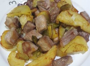 Una foto de Secreto de cerdo con patatas y ajetes
