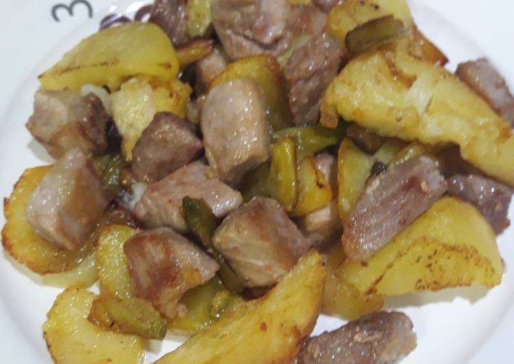 Secreto de cerdo con patatas y ajetes