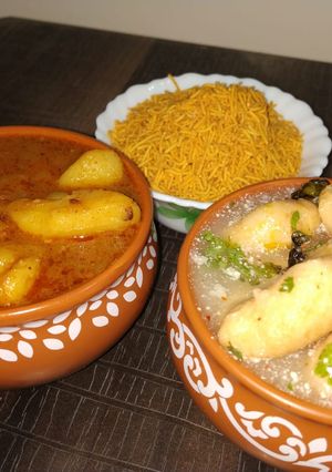 A picture of Dahi vada aloo dum.