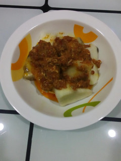 A picture of Boiled yam with egg sauce.