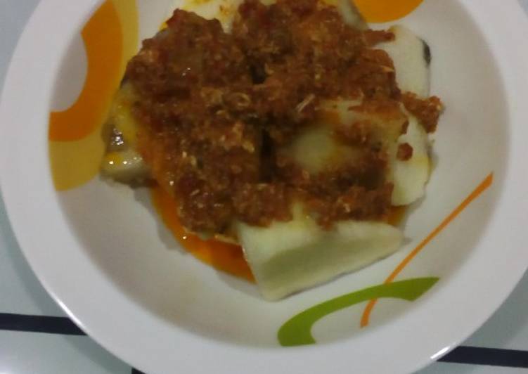 Boiled yam with egg sauce