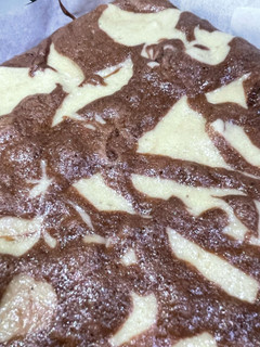 Una foto de Torta marmolada de vainilla y chocolate 🍫🥮😋 - sin leche y suavee