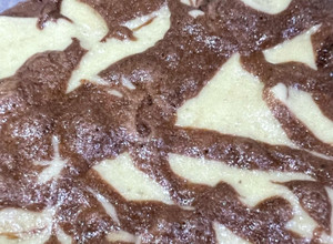Una foto de Torta marmolada de vainilla y chocolate 🍫🥮😋 - sin leche y suavee