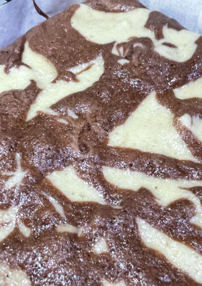 Una foto de Torta marmolada de vainilla y chocolate 🍫🥮😋 - sin leche y suavee