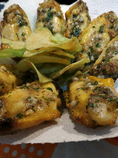 Una foto de Alitas con ajo y parmesano