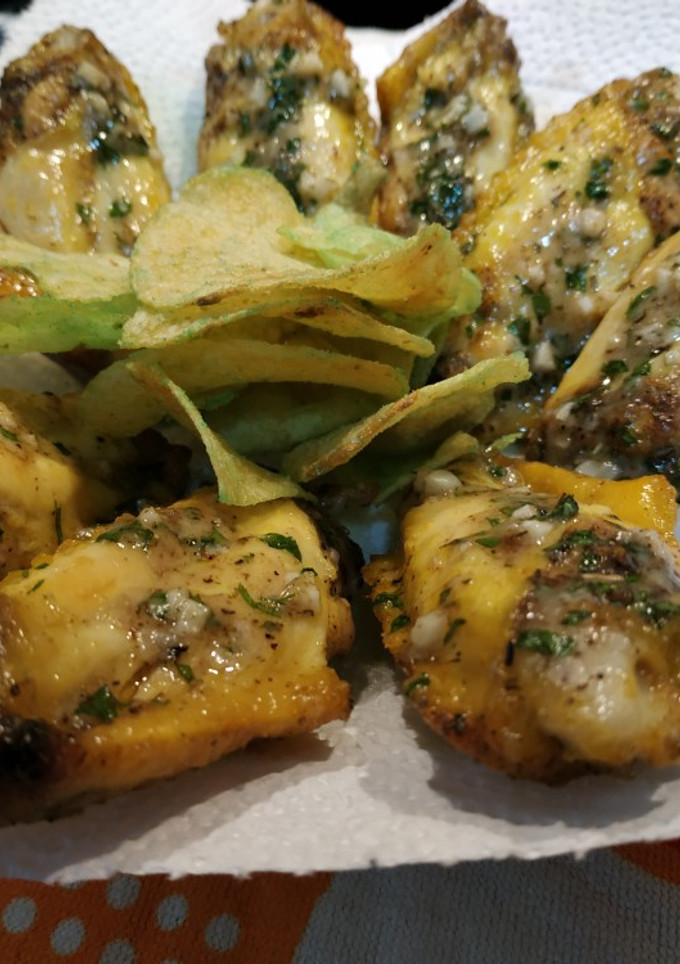 Una foto de Alitas con ajo y parmesano