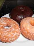 Donas de chocolate, coco y normales