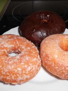 Una foto de Donas de chocolate, coco y normales