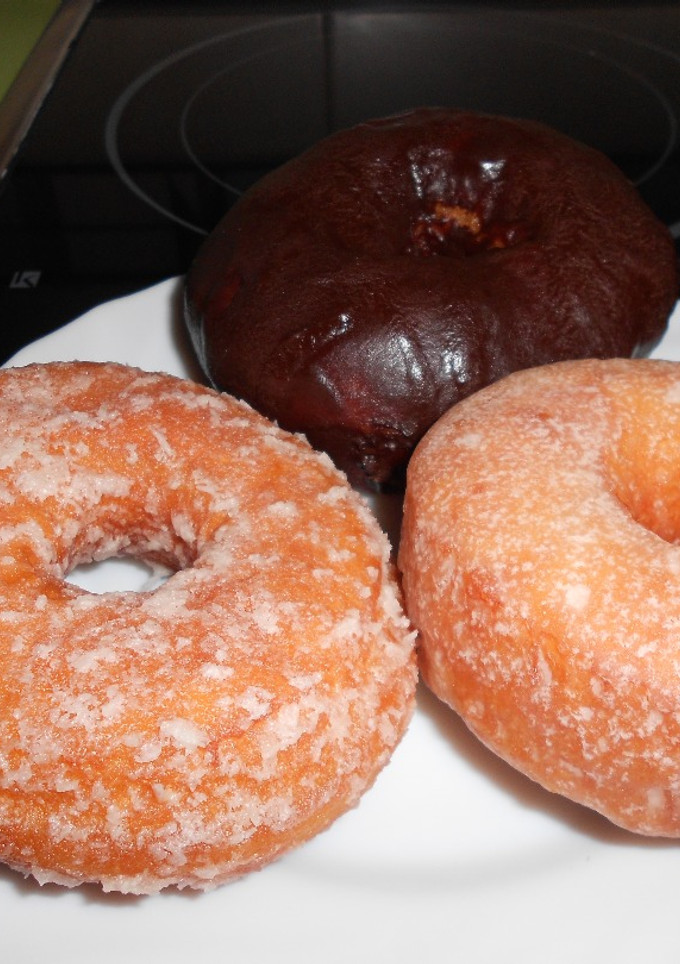Una foto de Donas de chocolate, coco y normales