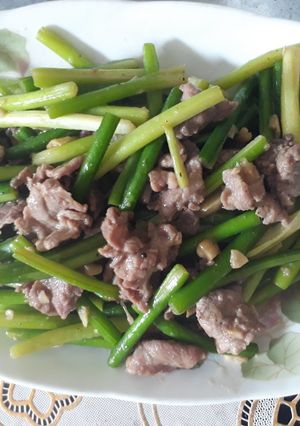 Hình của món Thịt bò xào ngồng tỏi.