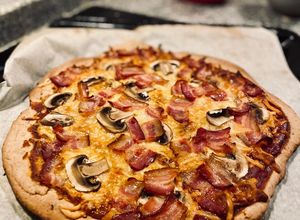 Una foto de Pizza de bacon y champiñones, con masa de pizza integral de cerveza Guinness! 🍻