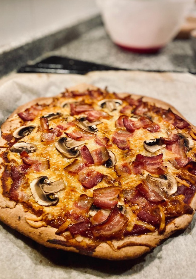 Una foto de Pizza de bacon y champiñones, con masa de pizza integral de cerveza Guinness! 🍻
