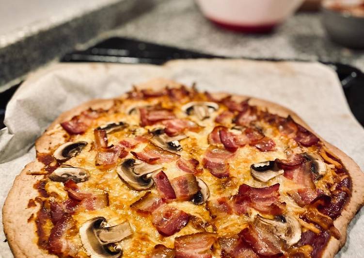 Pizza de bacon y champiñones, con masa de pizza integral de cerveza Guinness! 🍻